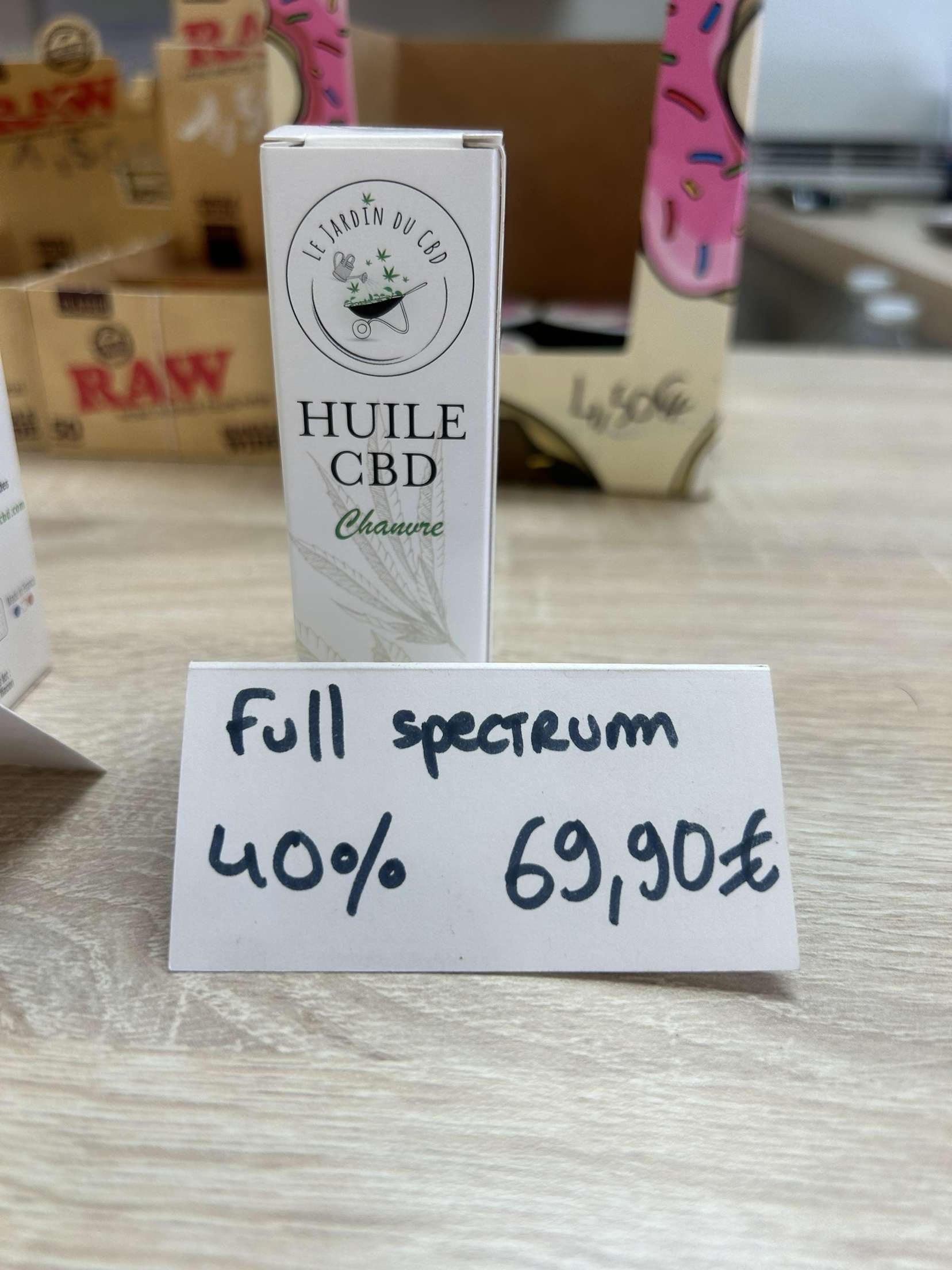 Une boîte de CBD à spectre complet posée sur une table