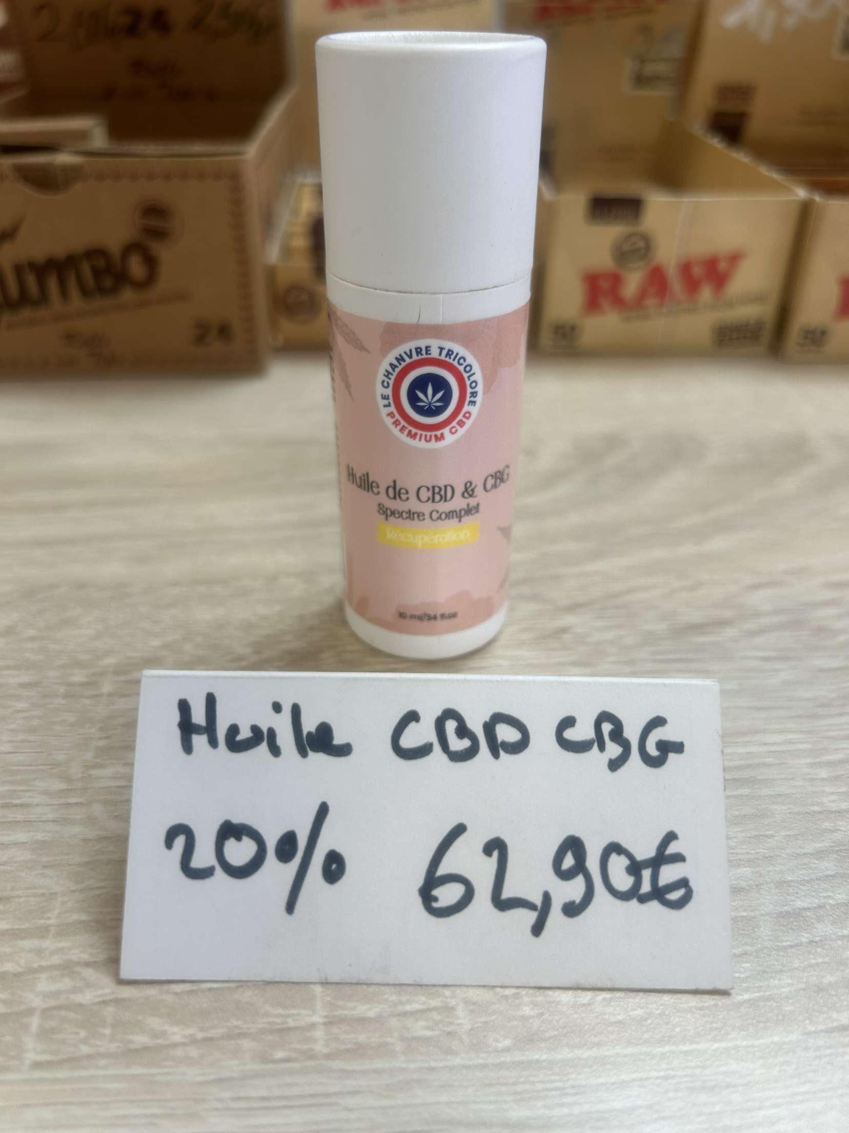 Une bouteille de crème au CBD est posée sur une table en bois