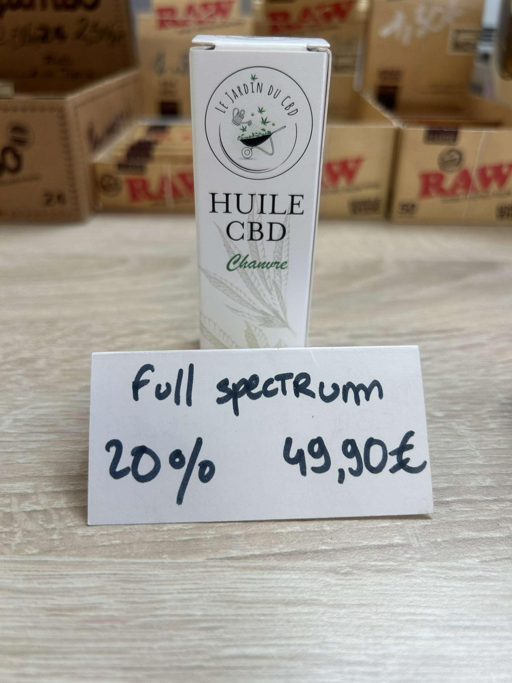 Une boîte de CBD à spectre complet posée sur une table en bois