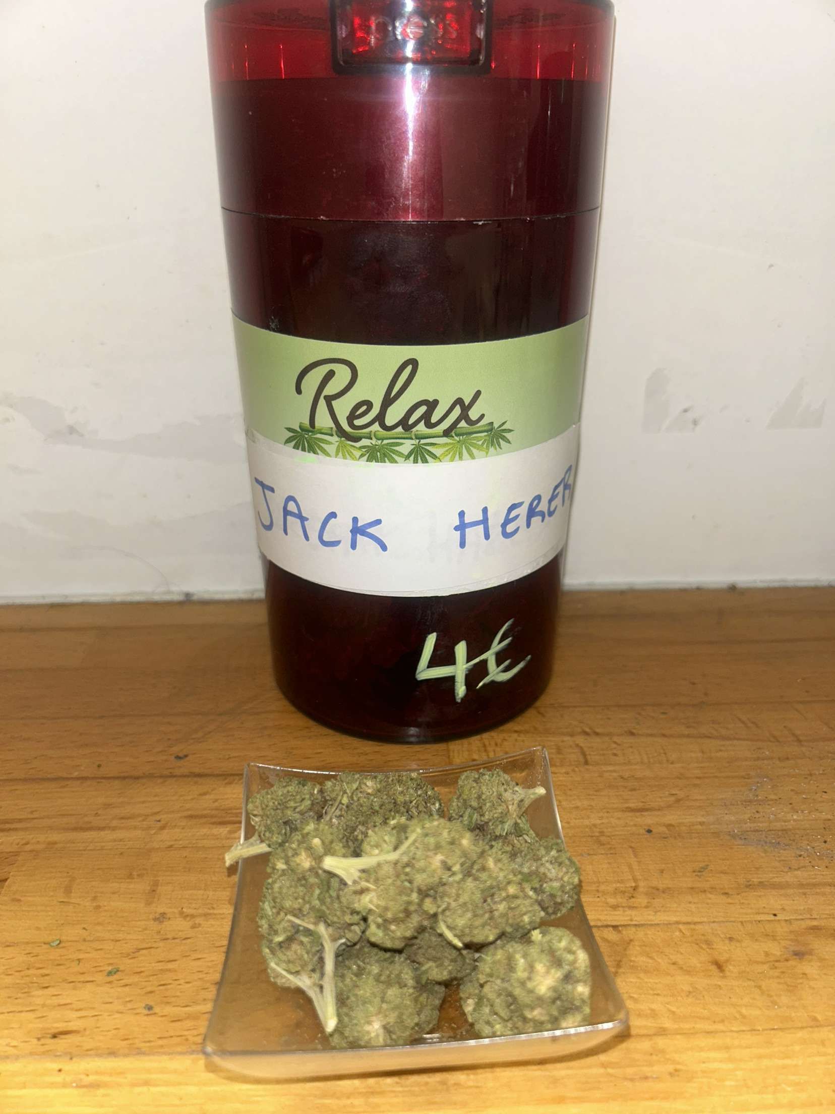 Un récipient avec une étiquette sur laquelle il est écrit