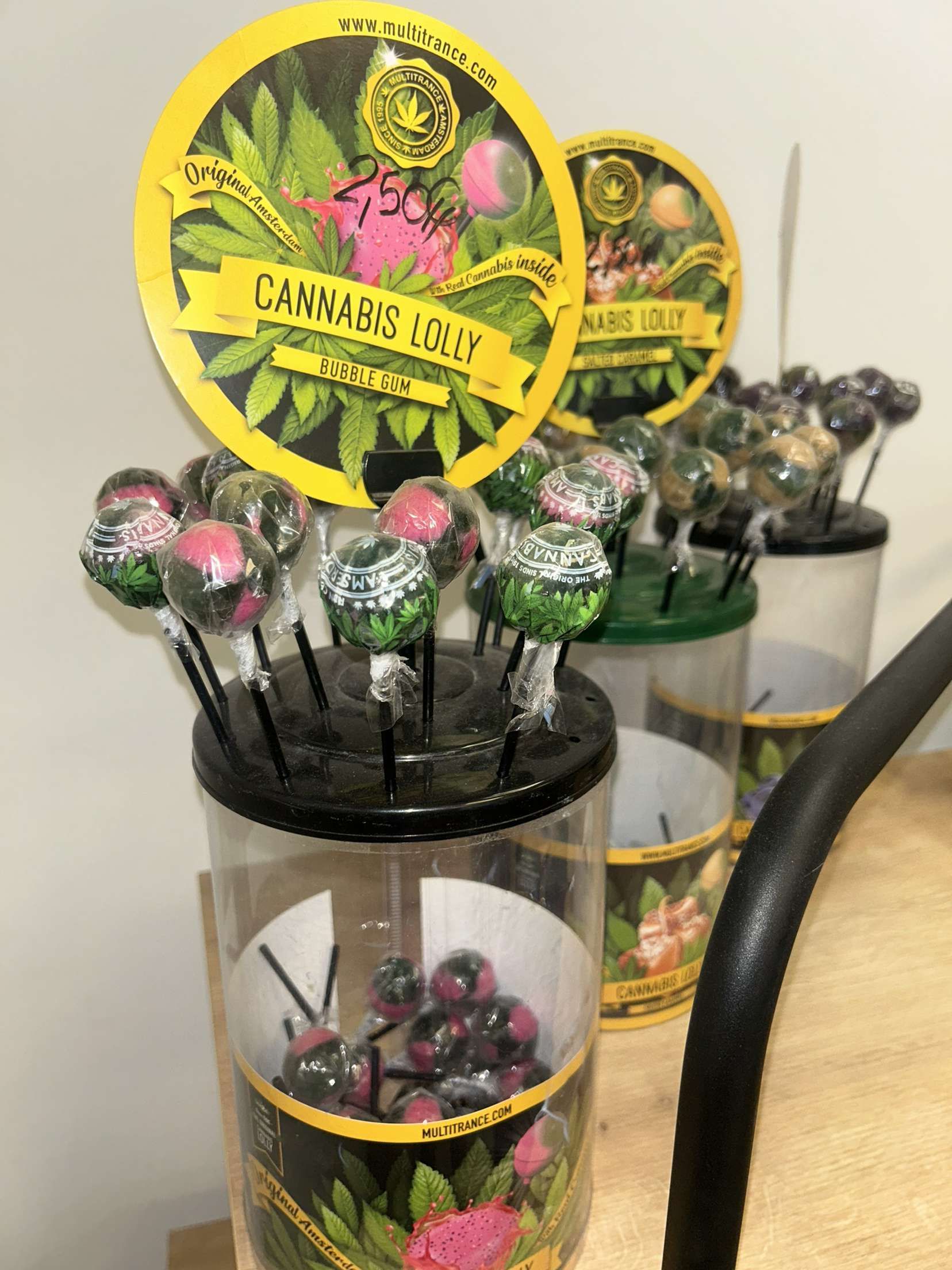 Un tas de sucettes est posé sur une table