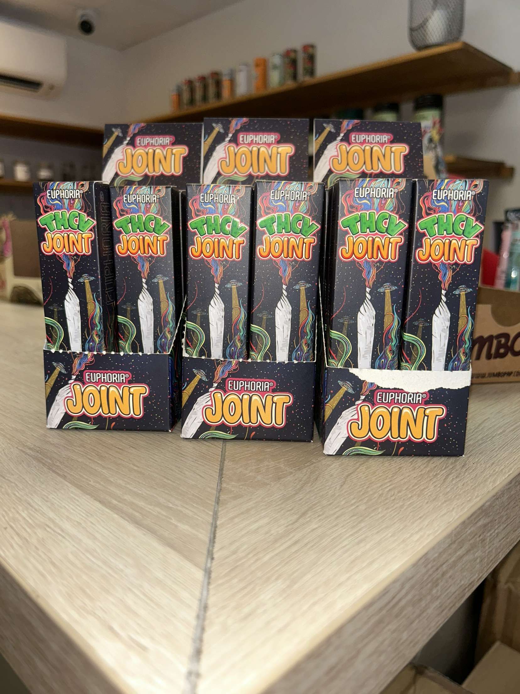 Un tas de boîtes de joints posées sur une table en bois.