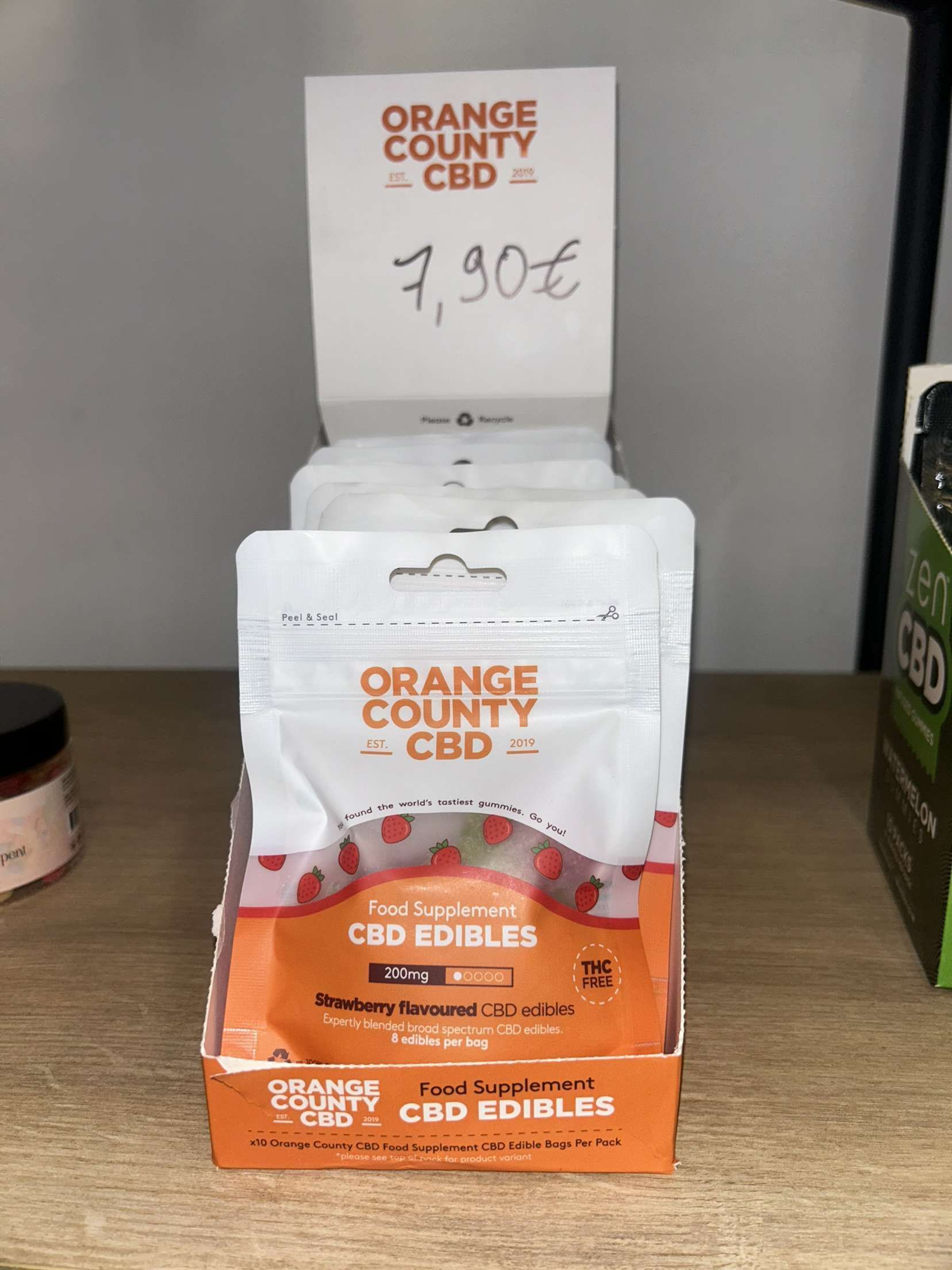 Une exposition de produits comestibles au CBD du comté d'Orange sur une table en bois.