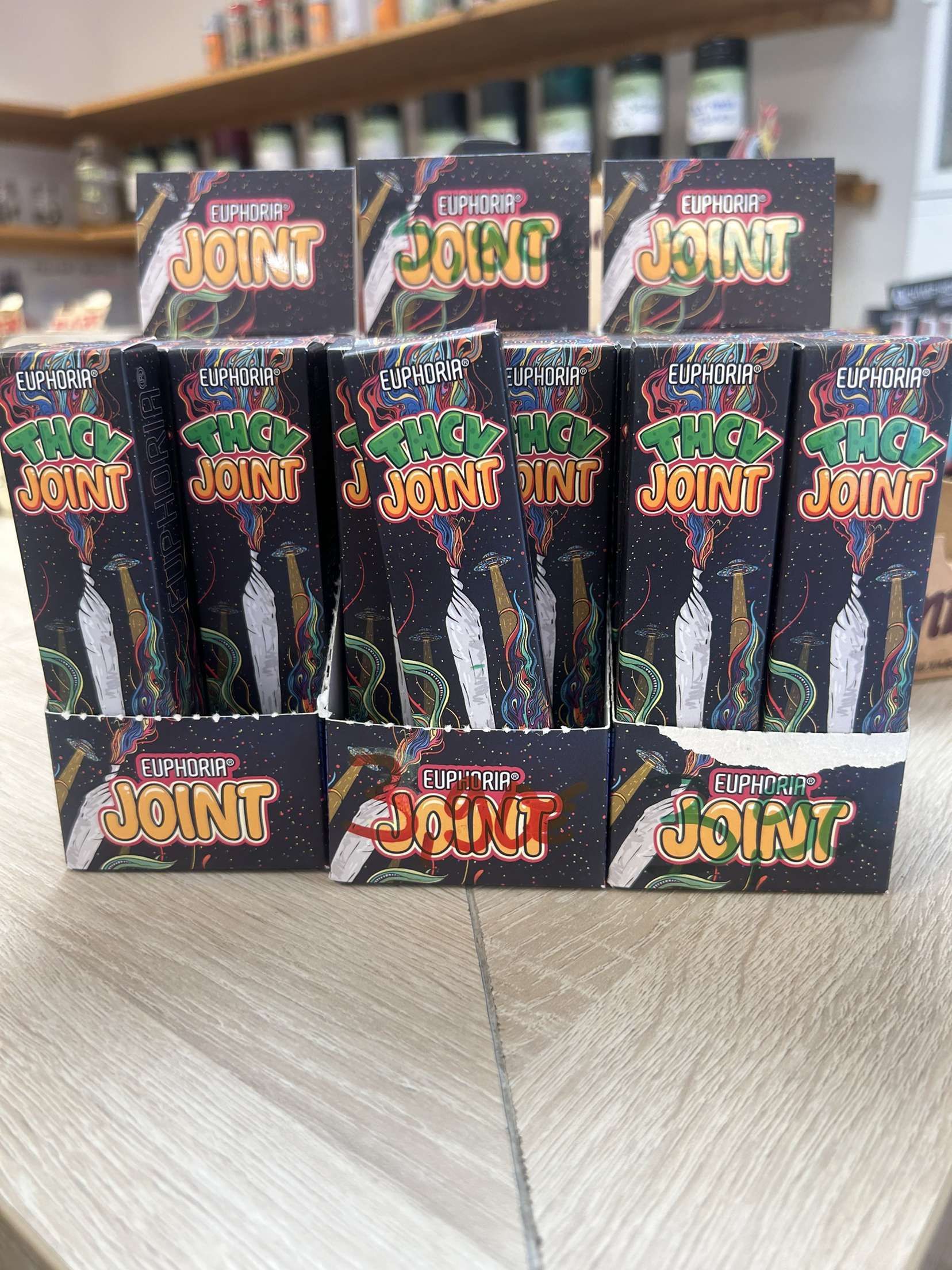 Un étalage de cônes posés sur une table en bois.