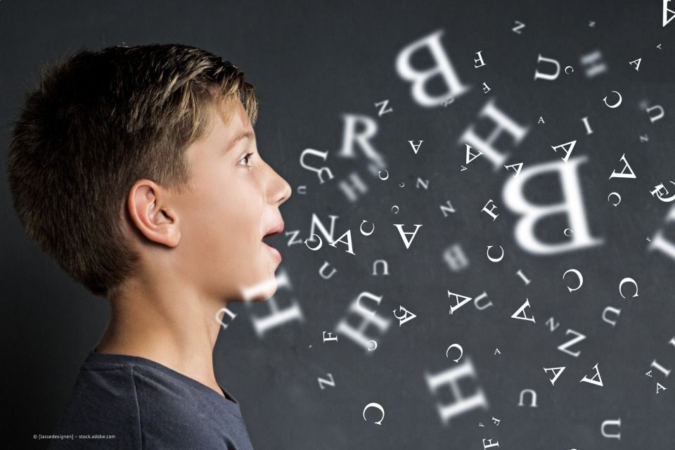 Junge und Buchstaben