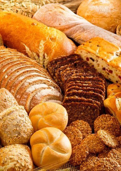 Una variedad de panes y galletas están sentados sobre una mesa.