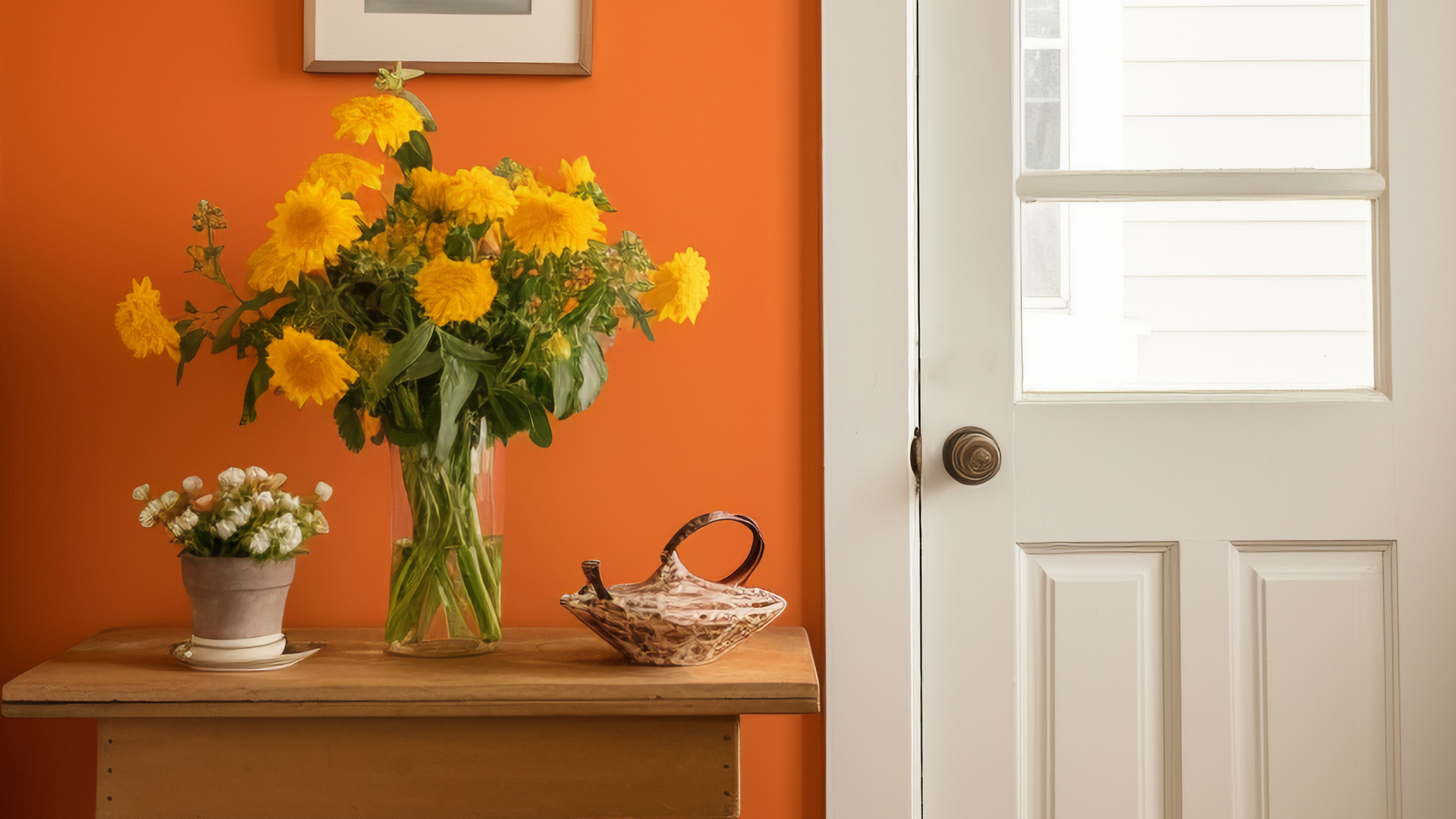 Renovación de puertas de madera antiguas mediante esmaltado profesional en blanco en León.