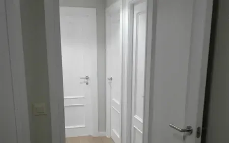 Resultado final de puertas de madera lacadas en blanco puro con acabado profesional en Sahagún