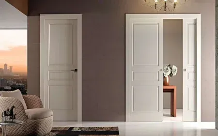 Puertas de casa lacadas en color blanco en San Andrés del Rabanedo