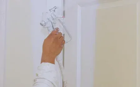 Puertas de madera lacadas en color blanco en Valencia de Don Juan