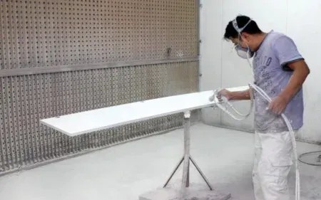 Trabajo profesional de lacar puertas de un hogar en Cistierna