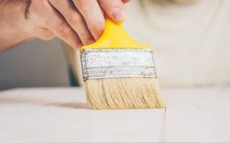 Proceso profesional de lacar puertas en Valencia de Don Juan