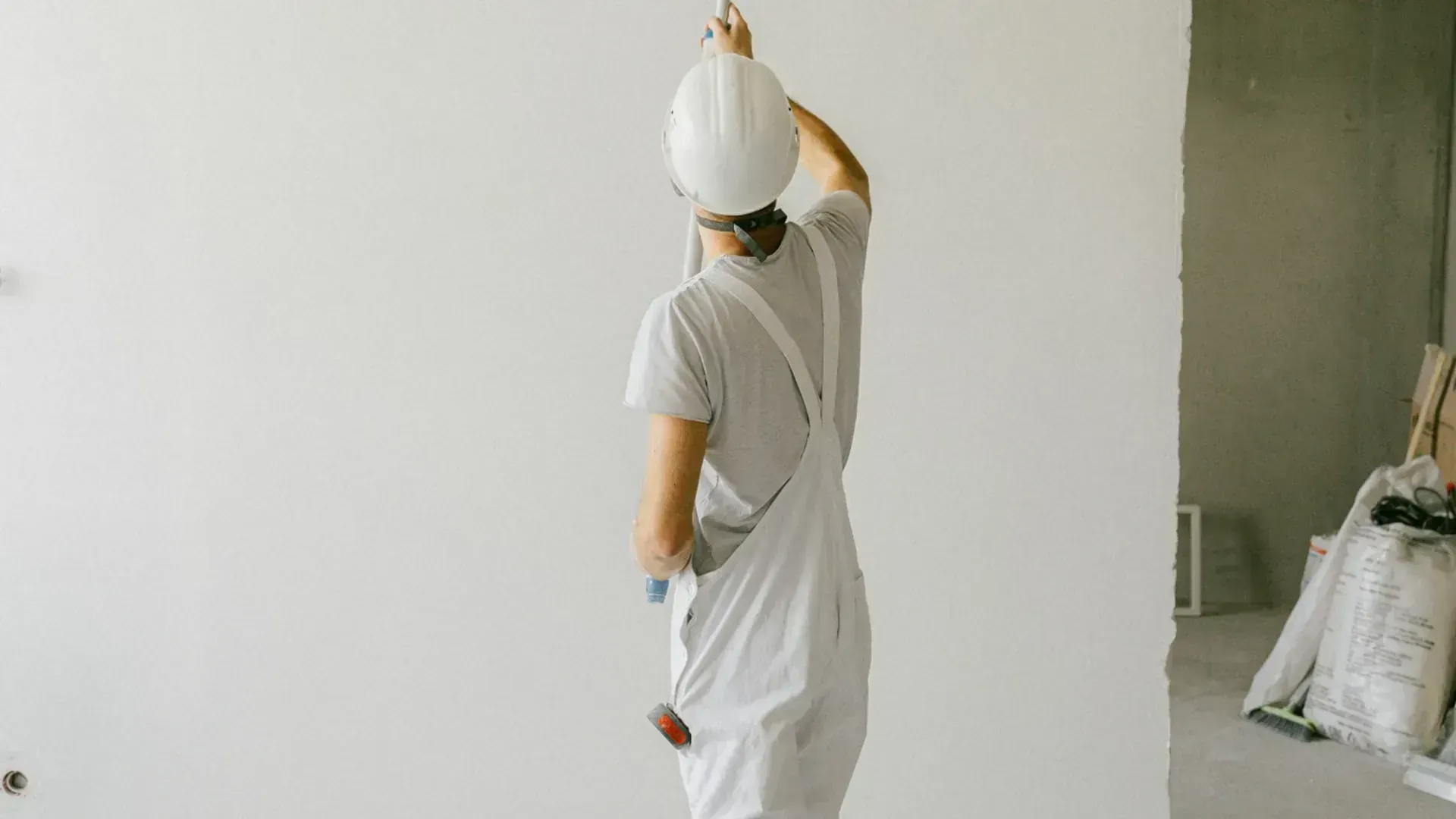 Pintor pintando techo en Armunia (León) en reforma interior