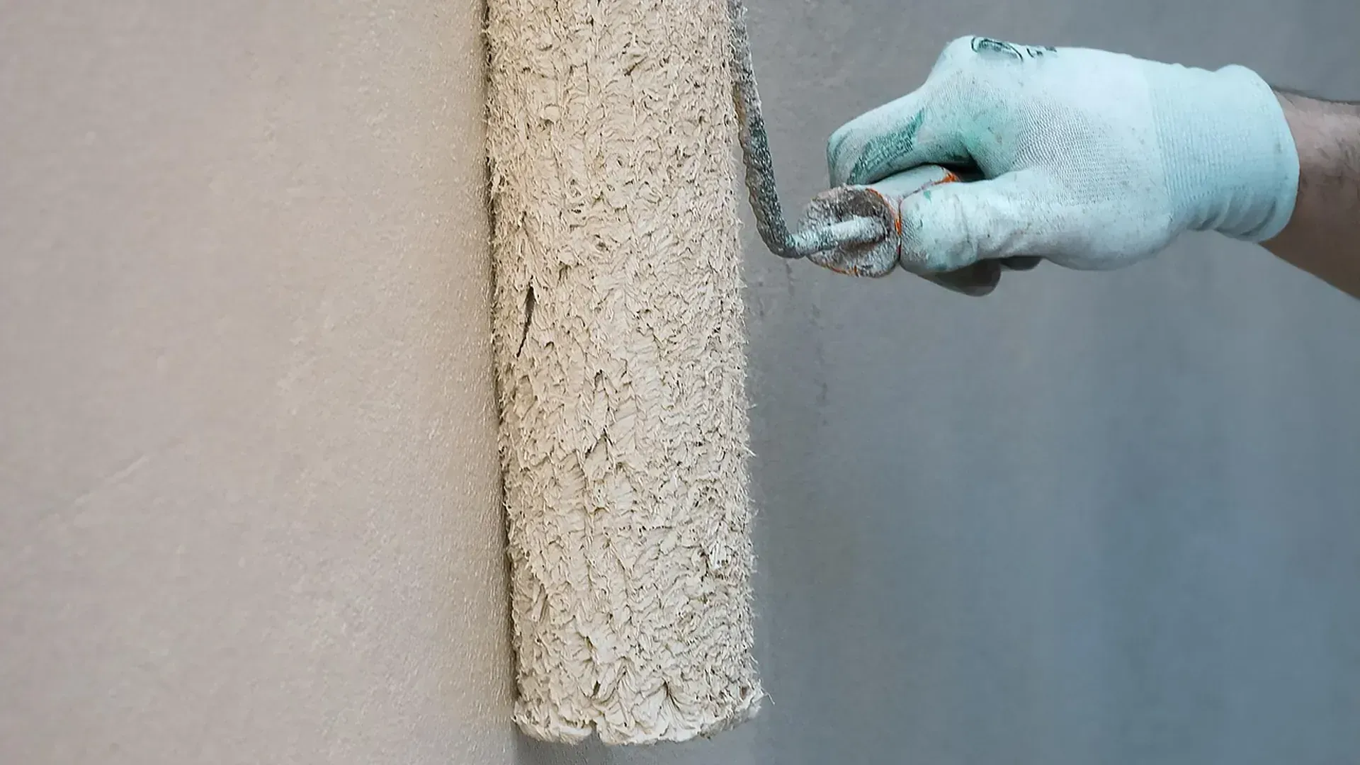 Pintando puerta interior en Navatejera (León) con protección de suelo