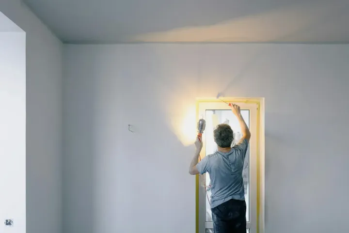 Pintura de puerta con brocha en Onzonilla (León) con detalles en marco