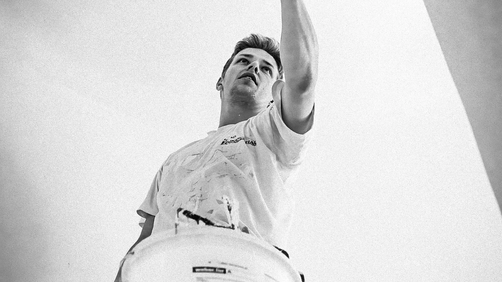 Pintor pintando el techo con rodillo en vivienda de León (Eras de Renueva)