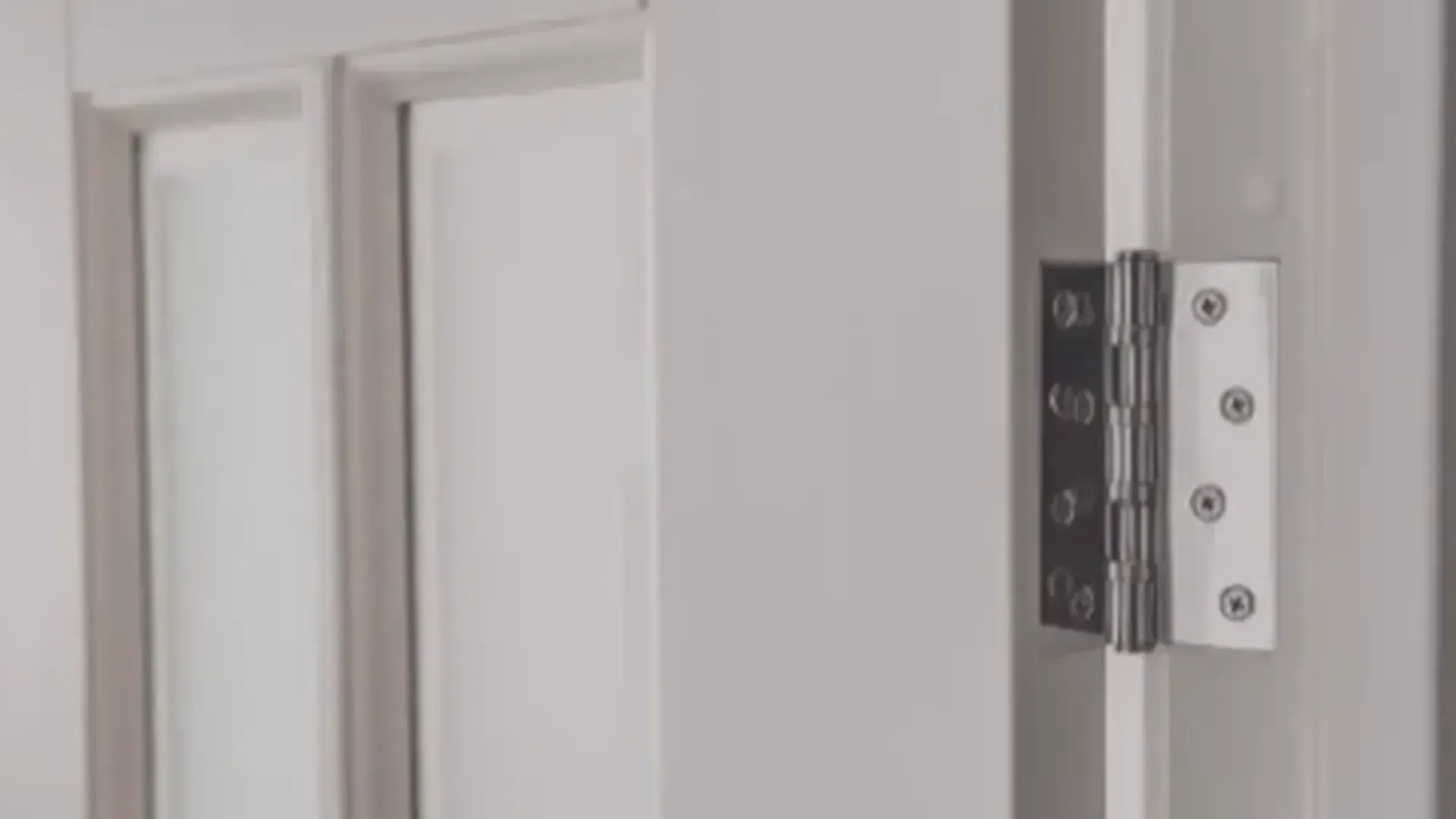 Puerta blanca lacada con acabado profesional en Trobajo del Camino