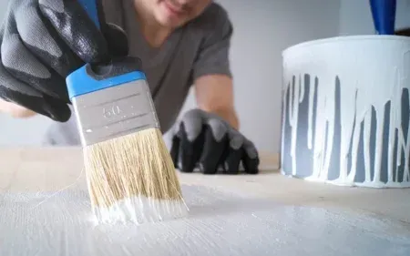 Especialista en lacado de puertas realizando el servicio a domicilio en Astorga