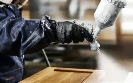 Especialista en carpintería realizando el servicio de lacado de puertas a domicilio en Cistierna y alrededores