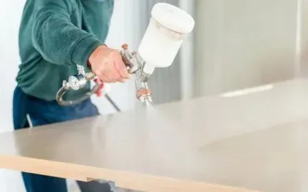 Especialista realizando el servicio de lacado de puertas a domicilio en la zona de Sahagún