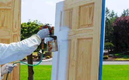 Especialista realizando el servicio de lacado de puertas a domicilio en San Andrés del Rabanedo