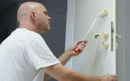 Profesional especializado realizando el lacado a domicilio en Valencia de Don Juan