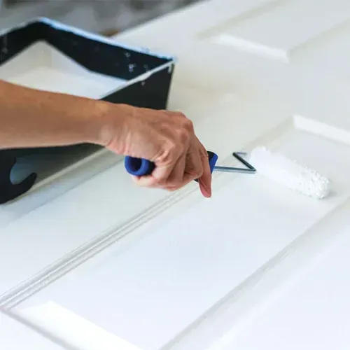 Servicio de lacado de puertas blancas con acabados de alta calidad para clientes en La Bañeza