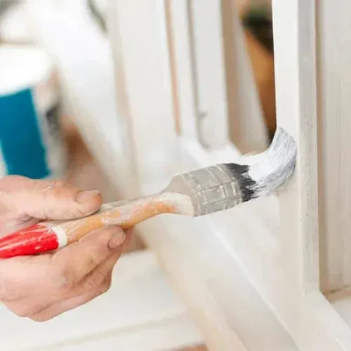 Servicio de lacado de puertas blancas con acabado sedoso y duradero en Valencia de Don Juan