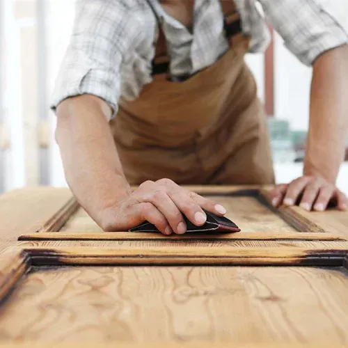 Servicio especializado en el lacado de puertas con acabado profesional en Cistierna