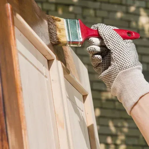 Pintura de puertas blancas en León.