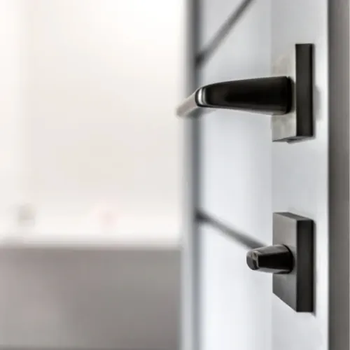 Variedad de acabados y colores disponibles en nuestro servicio de lacado de madera en León