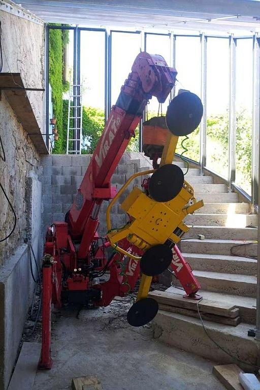 Pose de parois en verre le long d'un escalier