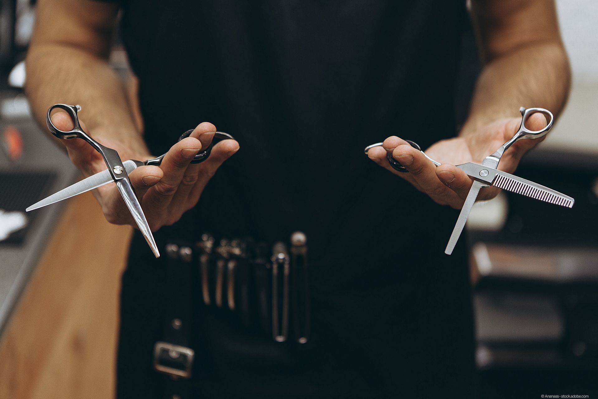 Friseur mit Schere und Stufenschere