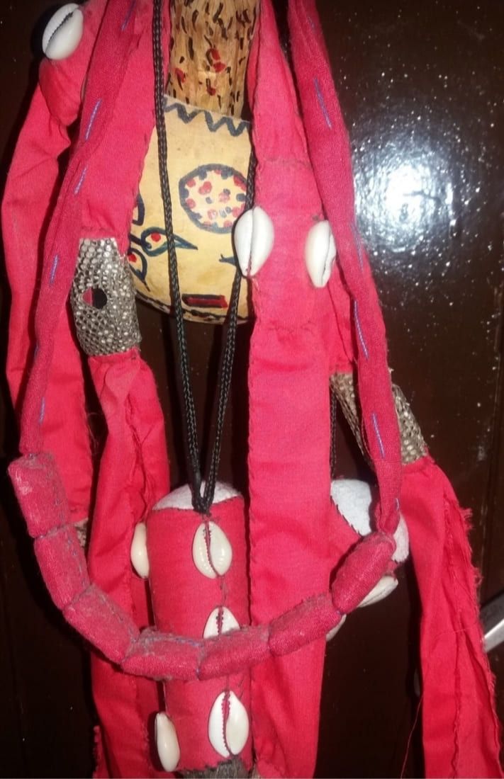 Pañuelo rosa de lunares sobre un maniquí que lleva una blusa estampada y pantalones oscuros.