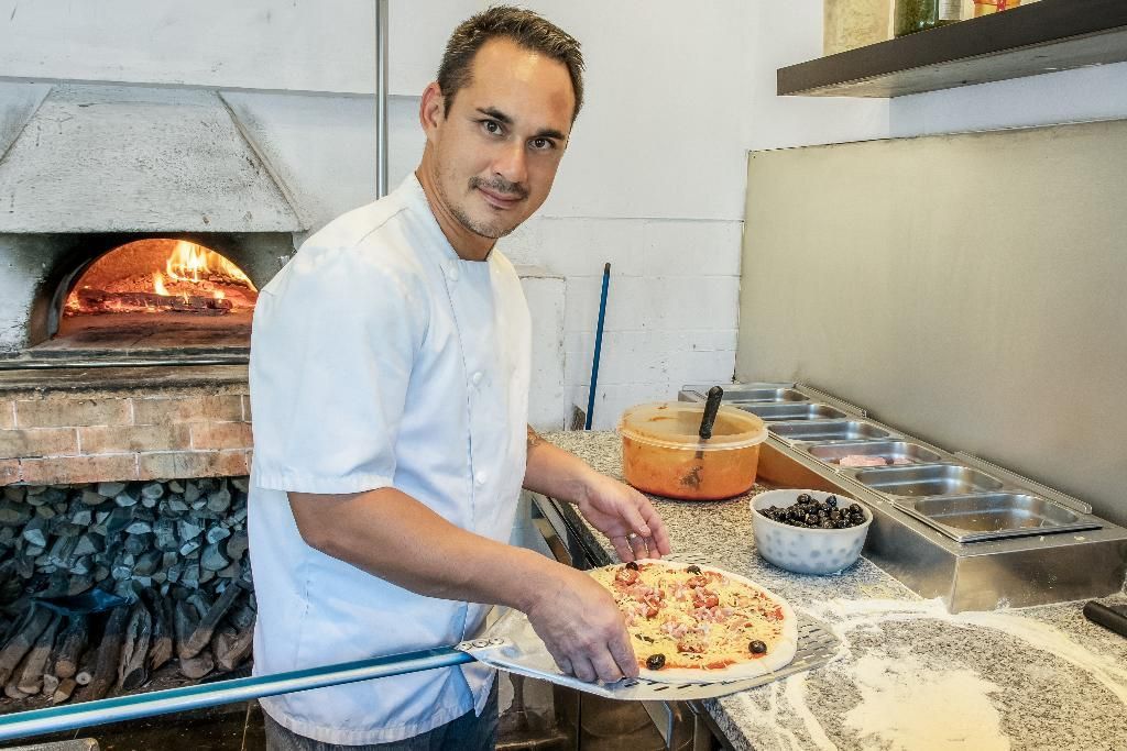 Pizzaïolo en train de préparer pizza