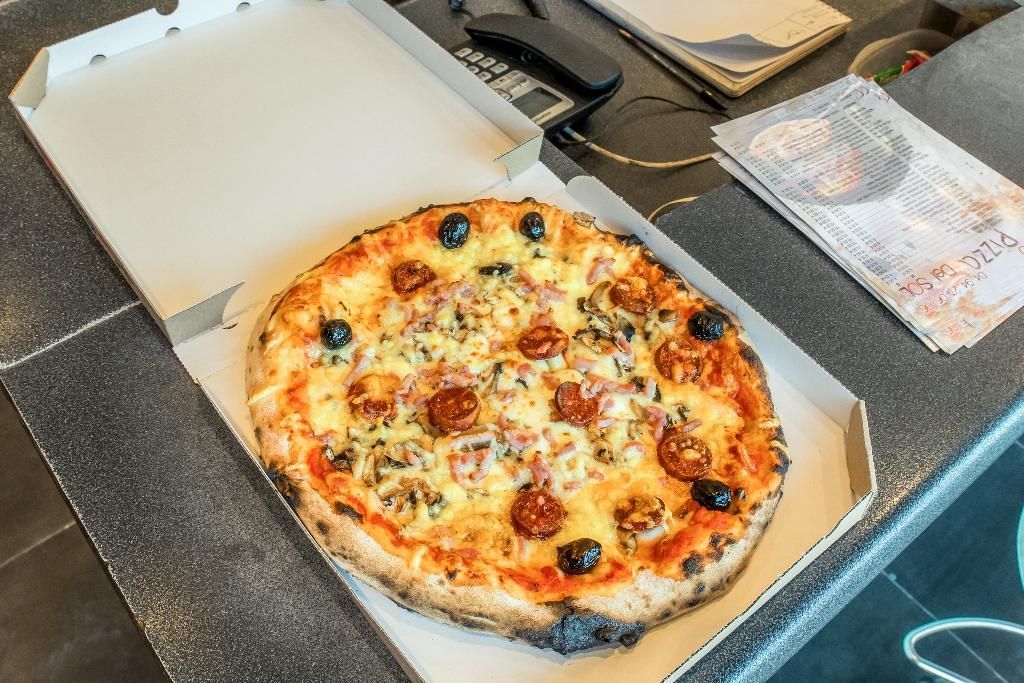 Pizza Margarita dans carton