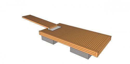 3D-renderöinti puisesta laiturista, jossa on saranallinen ramppi, joka ulottuu harmaiden tukipalojen yli