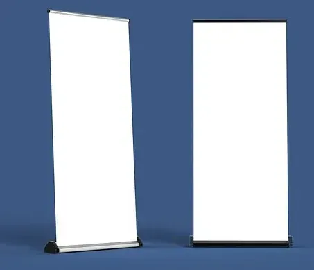 Dos expositores de pancartas retráctiles en blanco sobre un fondo azul, uno en ángulo y otro en posición vertical.