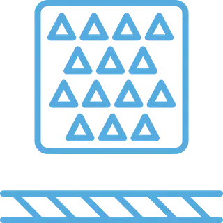 Triángulos azules dispuestos en un cuadrado sobre una escalera azul, probablemente representando un sistema o visualización de datos.
