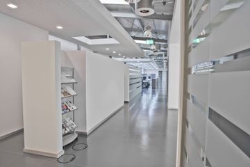 Wohnzimmer mit Holzvertäfelung und Holzfußboden