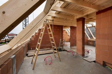 Detailansicht einer Hand mit Säge, die in ein Holz sägt