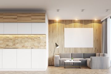 ein Stapel Bretter, der in der Schreinerei zugesägt wird