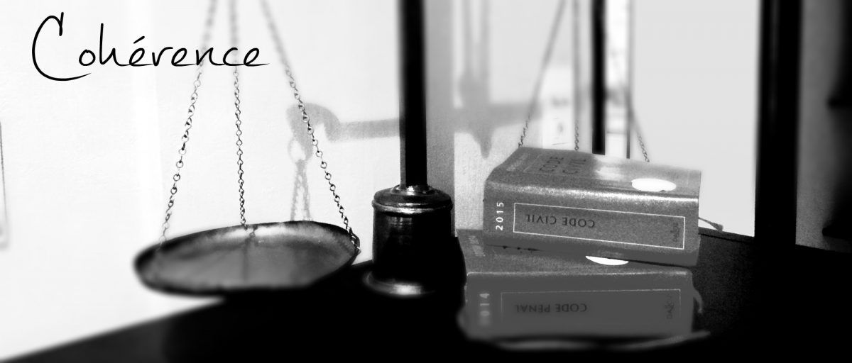 Une balance et des livres de droit
