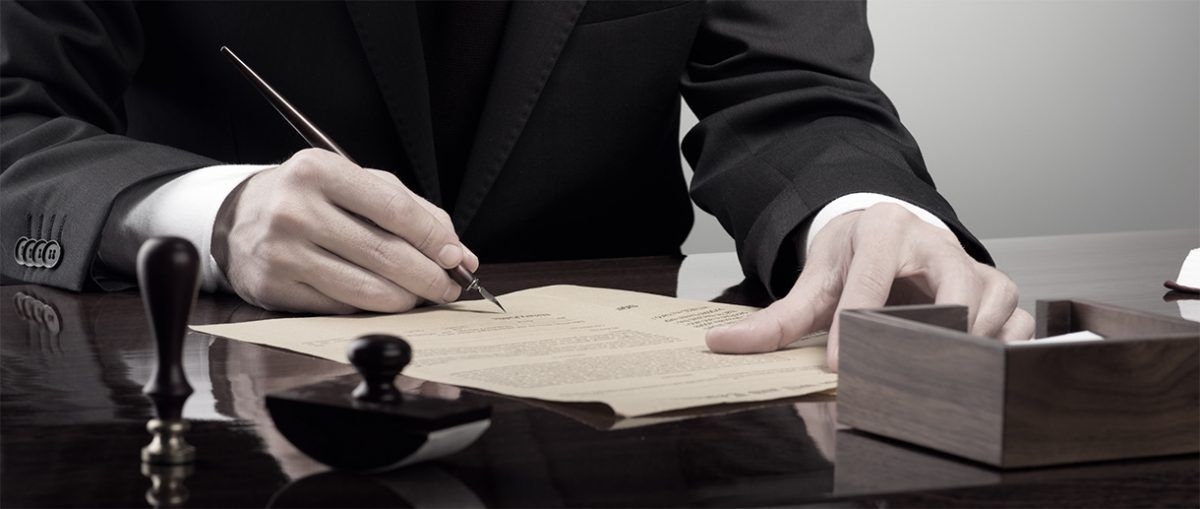 Un avocat qui signe un papier
