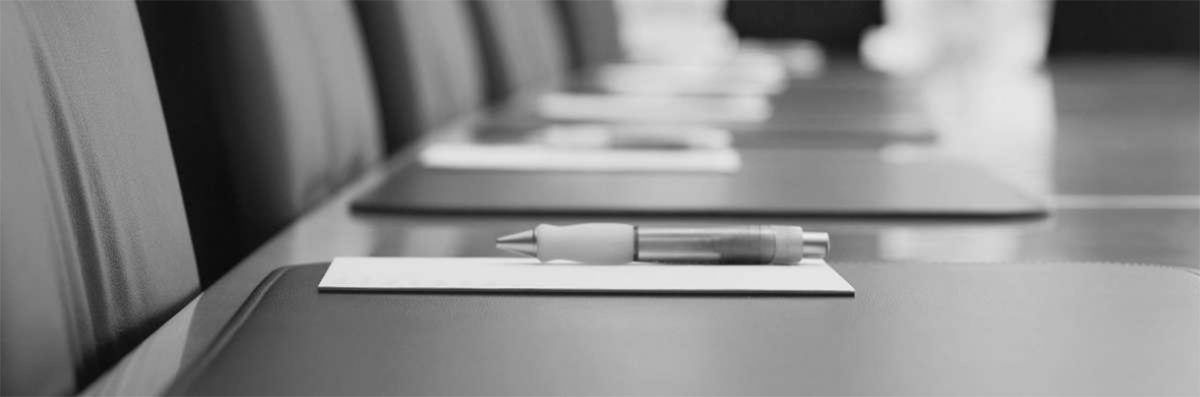 Un stylo sur un bureau