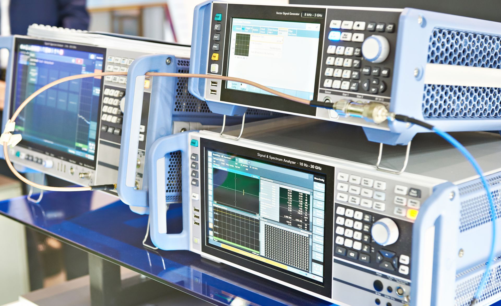 Mehrere elektronische Geräte liegen übereinander auf einem Tisch.
