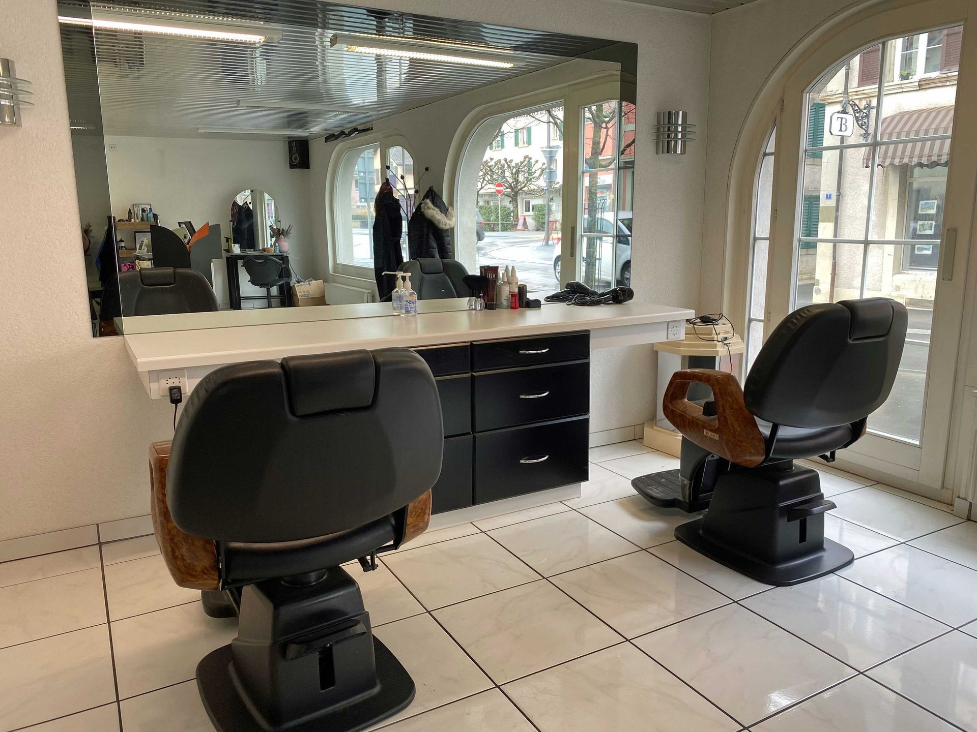 deux fauteuils de salon de coiffure vus de dos