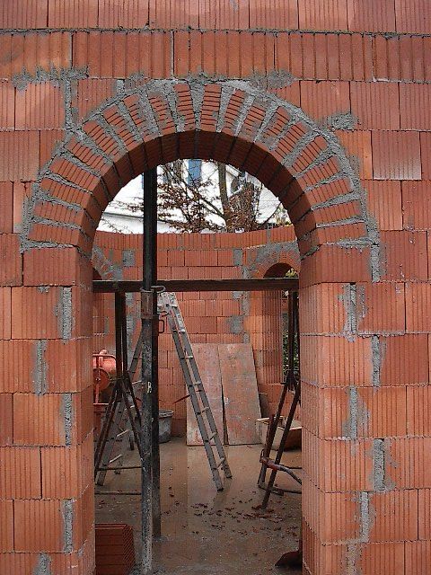 Der Bau eines Ziegeltorbogens ist im Gange
