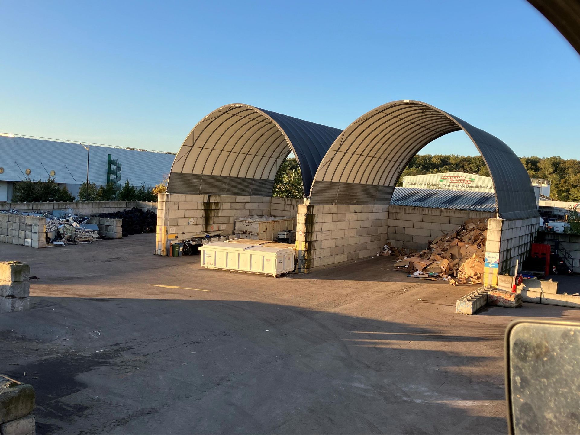 vue de la déchetterie profesionnelle sous un ciel bleu