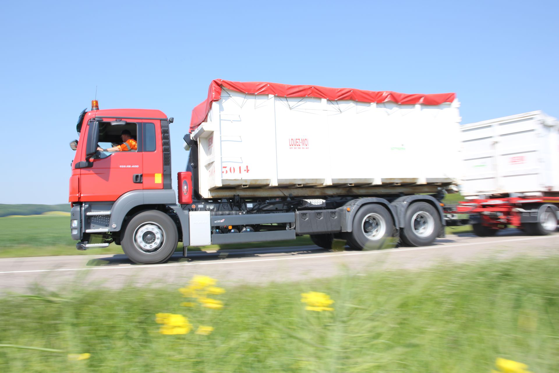 camion transportant plusieurs bennes